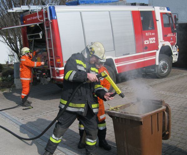 Bildergalerie M�lltonnenbrand