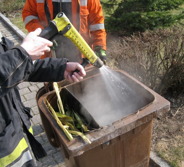 Bildergalerie M�lltonnenbrand